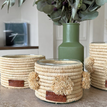 Bougie parfumée en raphia et pompons