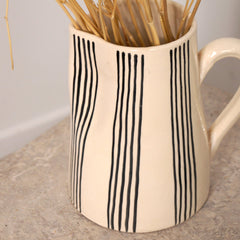 carafe poterie emaillee noire blanche style Fes service table