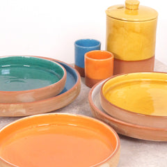 assiettes ceramique emaillee Safi artisanale marocaine table dressée