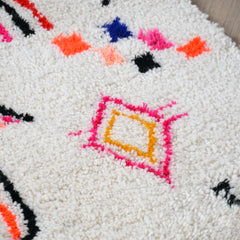 tapis Azilal coloré motifs géométriques artisanat marocain fait main