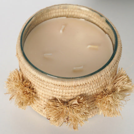Bougie parfumée en raphia avec pompons - Senteur ambre
