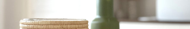 Bougie parfumée en raphia avec pompons - Senteur ambre