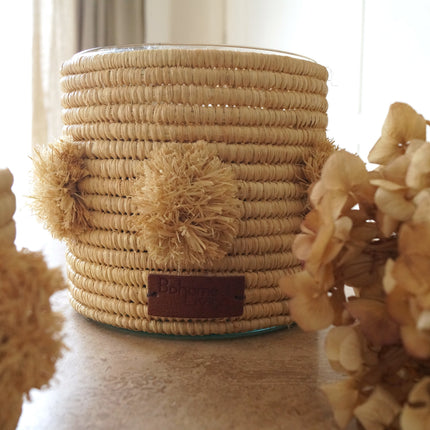 Bougie parfumée en raphia avec pompons - Senteur ambre
