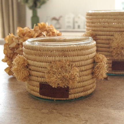 Bougie parfumée en raphia avec pompons - Senteur ambre