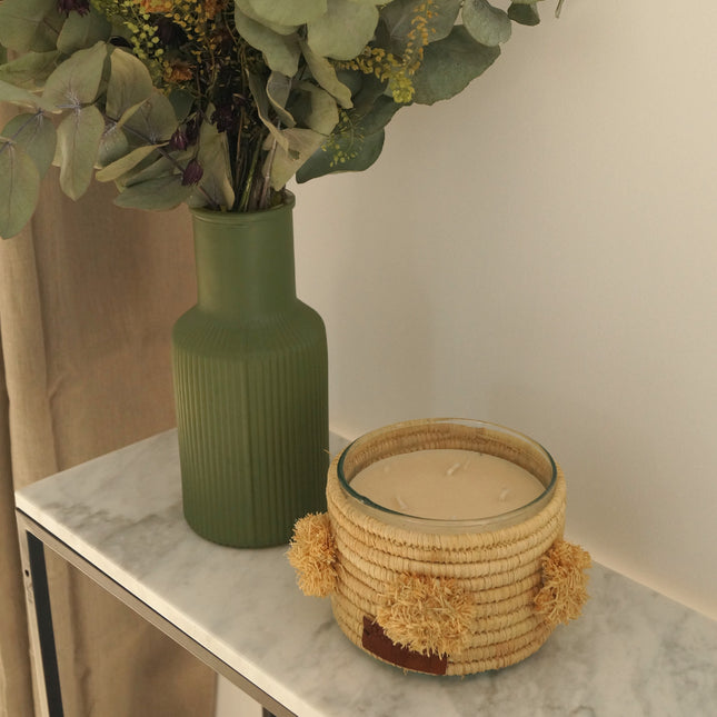 Bougie parfumée en raphia avec pompons - Senteur ambre