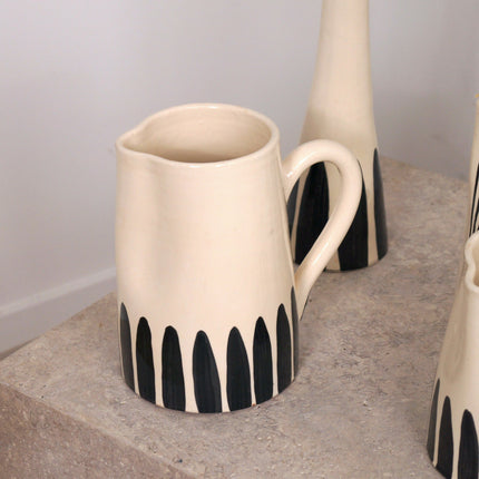 Carafe en terre cuite demi rayures - Noir