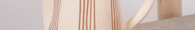 Carafe en terre cuite fines rayures - Beige