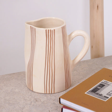Carafe en terre cuite fines rayures - Beige