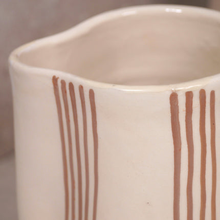 Carafe en terre cuite fines rayures - Beige