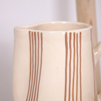 Carafe en terre cuite fines rayures - Beige