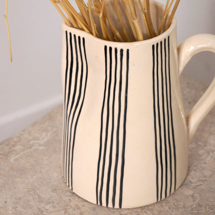 Carafe en terre cuite fines rayures - Noir