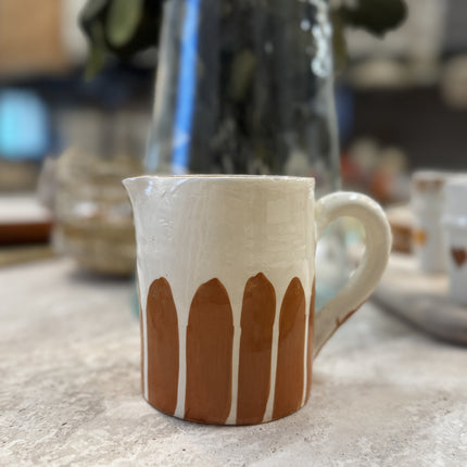 Carafe en terre cuite demi rayures - Beige