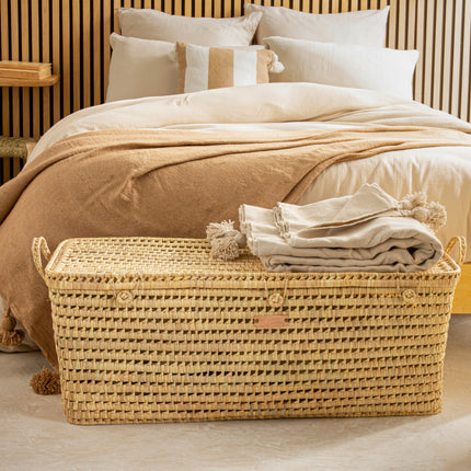Grand coffre bout de lit en osier pour ranger la chambre