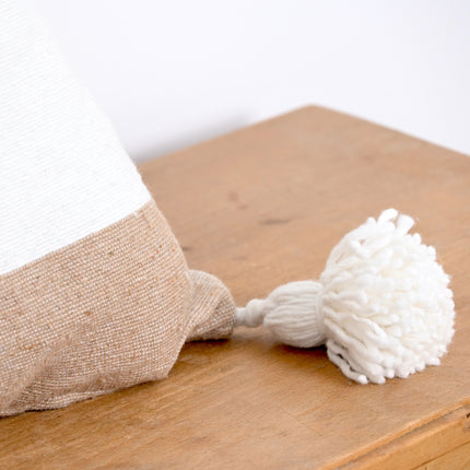 Coussin à pompons écru larges rayures camel