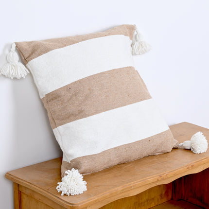Coussin à pompons écru larges rayures camel