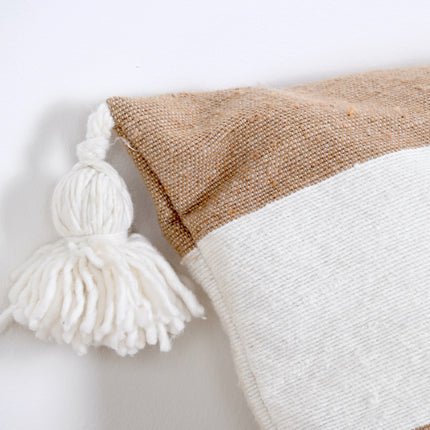 Coussin à pompons écru larges rayures camel