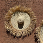 Chapeau de paille décoratif mural - Franges raphia