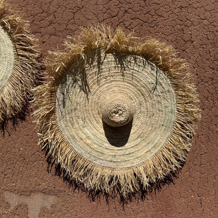 Chapeau de paille décoratif mural - Franges raphia