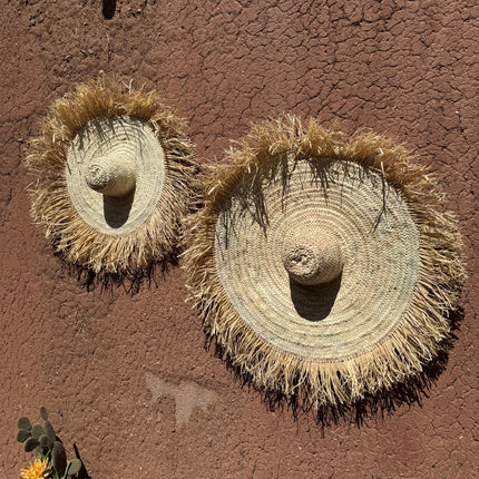 Chapeau de paille décoratif mural - Franges raphia