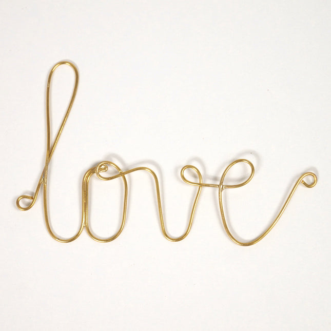 Mot en laiton doré - love