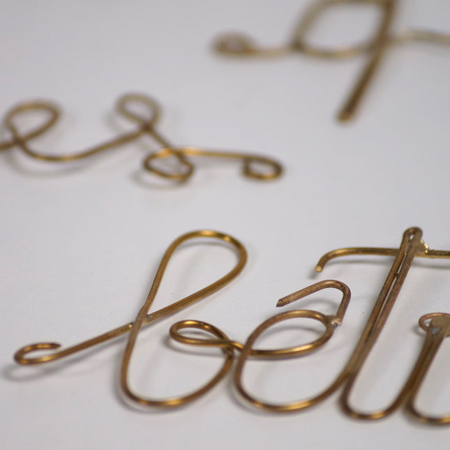 Mot en laiton doré - Rien que des bêtises