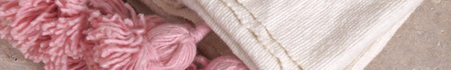 Petit plaid blanc à pompons roses