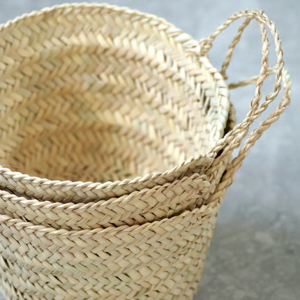 Petit panier en feuilles de palmier tréssées avec anses