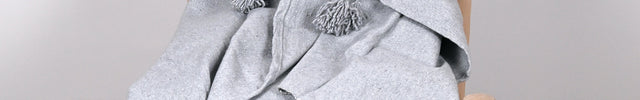 Plaid à pompons marocain gris clair