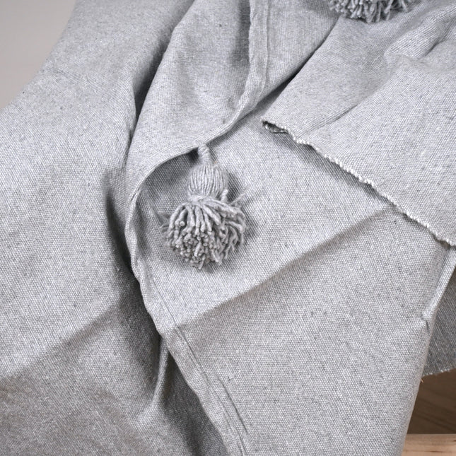 Plaid à pompons marocain gris clair