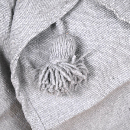 Plaid à pompons marocain gris clair