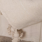 Plaid à pompons marocain beige clair rayures argentées