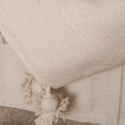 Plaid à pompons marocain beige clair rayures argentées