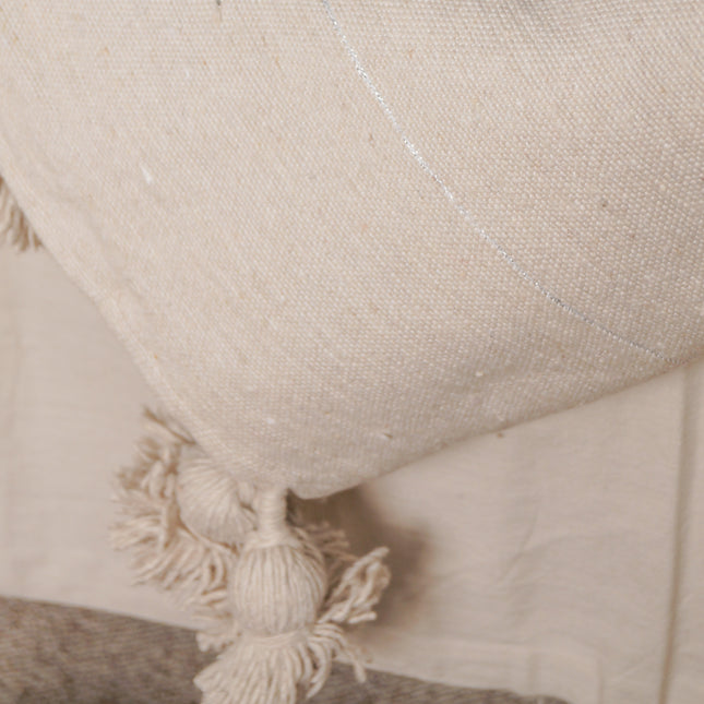 Plaid à pompons marocain beige clair rayures argentées