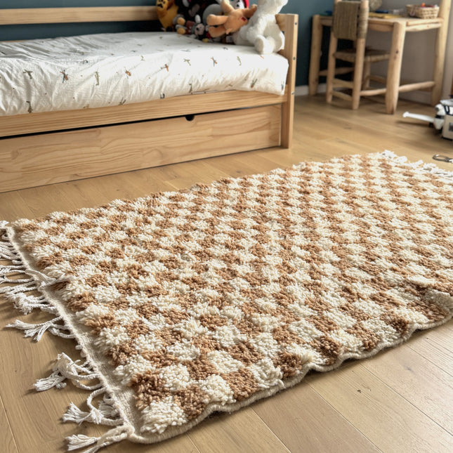 Tapis Berbère en laine Damier camel et blanc - 150 x 100cm