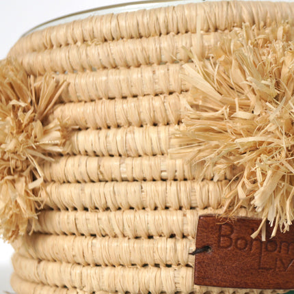 Bougie parfumée en raphia avec pompons - Senteur ambre