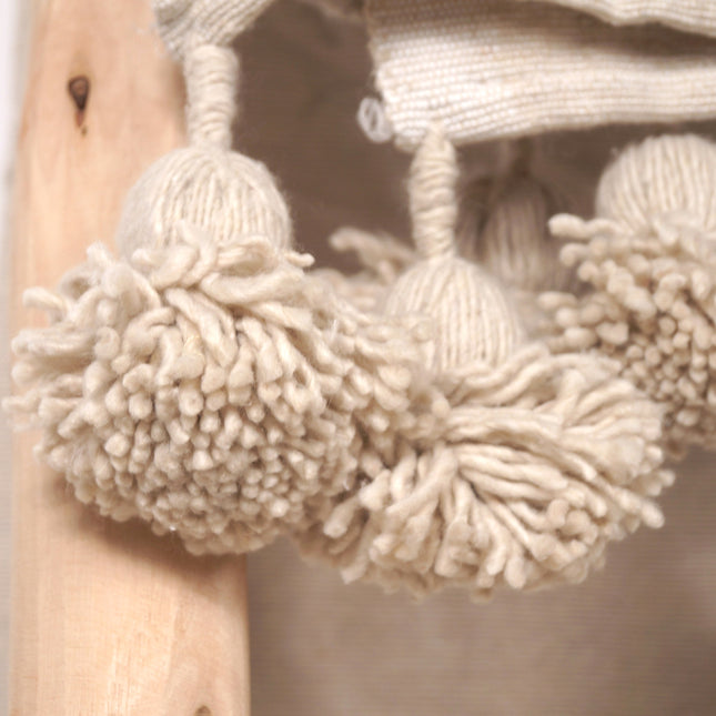 Plaid à pompons marocain beige clair rayures dorées