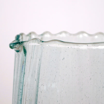 Zoom sur le détail du verre beldi strié (ou verre flute)