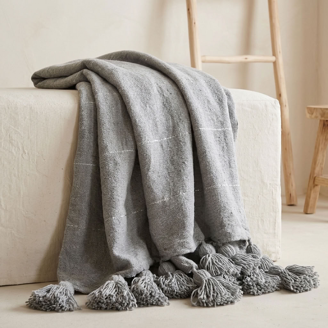 Plaid à pompons marocain gris clair rayures argentées