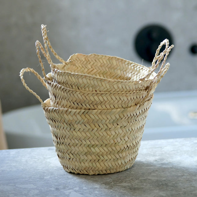 Petit panier en feuilles de palmier tréssées avec anses