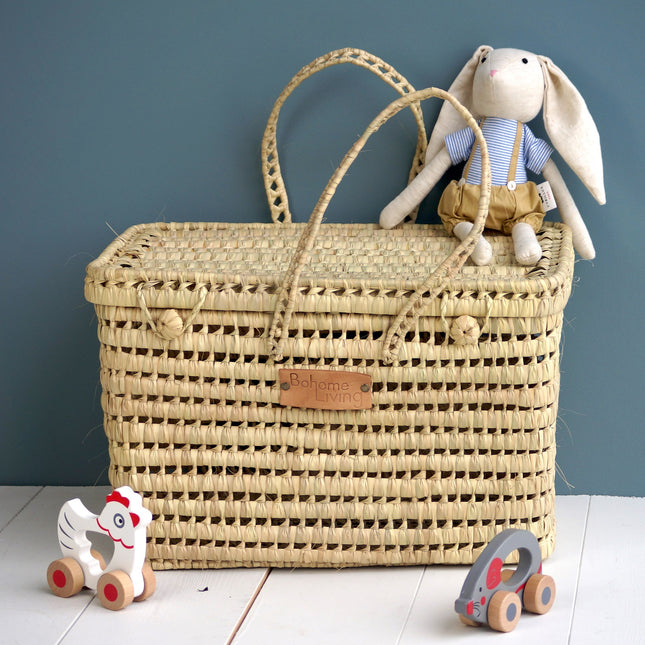 Panier à jouets mis en scène avec des jouets enfants