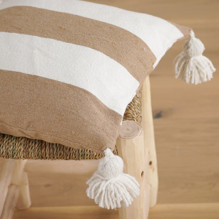 Coussin à pompons écru larges rayures camel