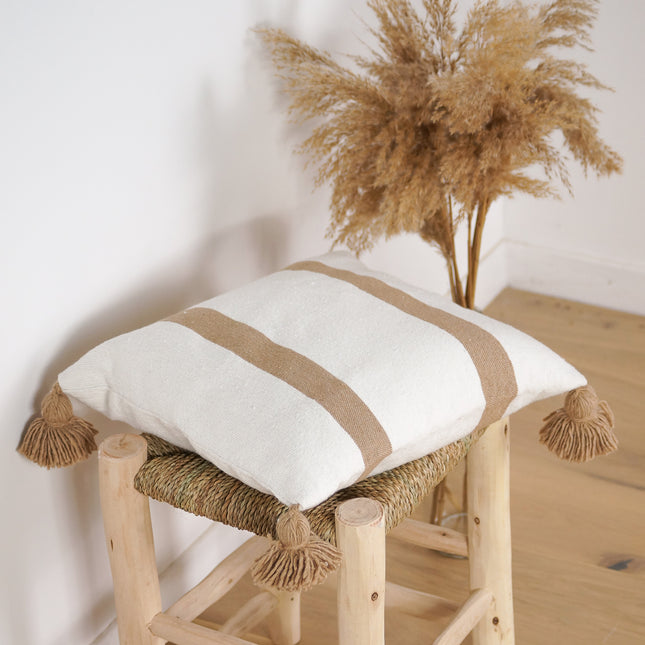Coussin à pompons écru petites rayures camel
