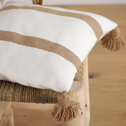 Coussin à pompons écru petites rayures camel
