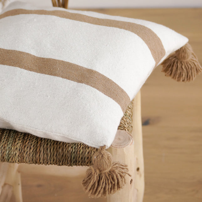 Coussin à pompons écru petites rayures camel