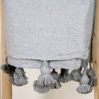 Plaid à pompons marocain gris clair rayures argentées