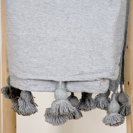 Plaid à pompons marocain gris clair rayures argentées