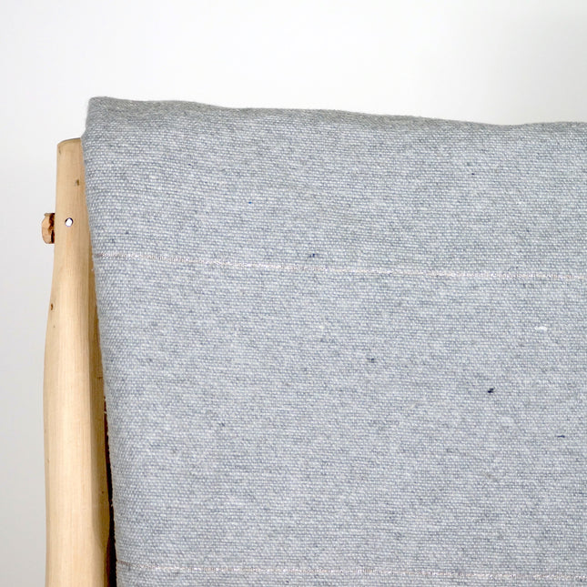 Plaid à pompons marocain gris clair rayures argentées