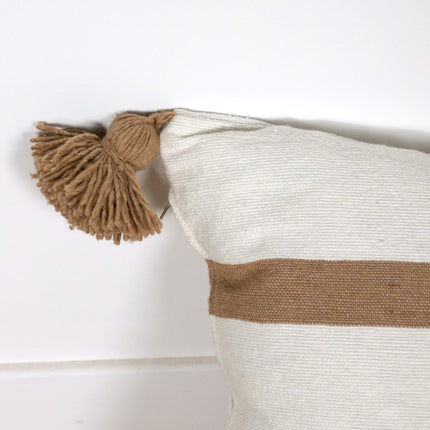 Coussin à pompons écru petites rayures camel