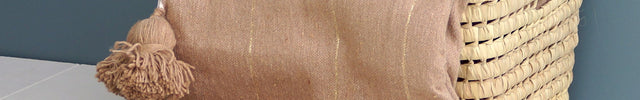 Plaid à pompons marocain marron rayures dorées