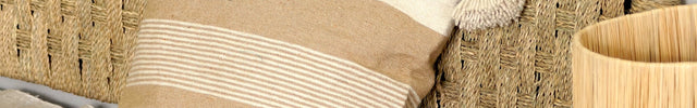Coussin à pompons beige clair rayures camel